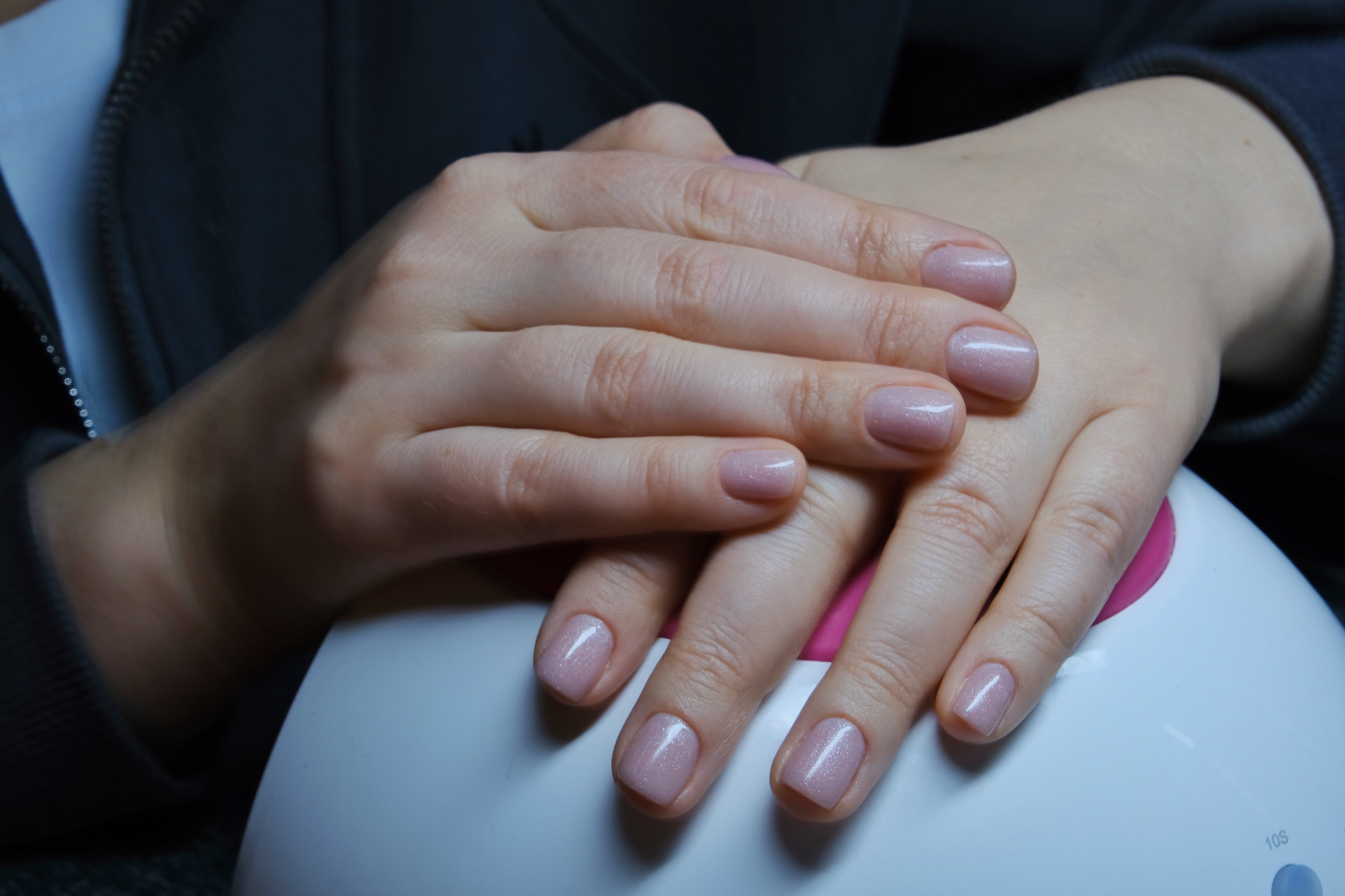 Покрытие ногтей лаком клиента