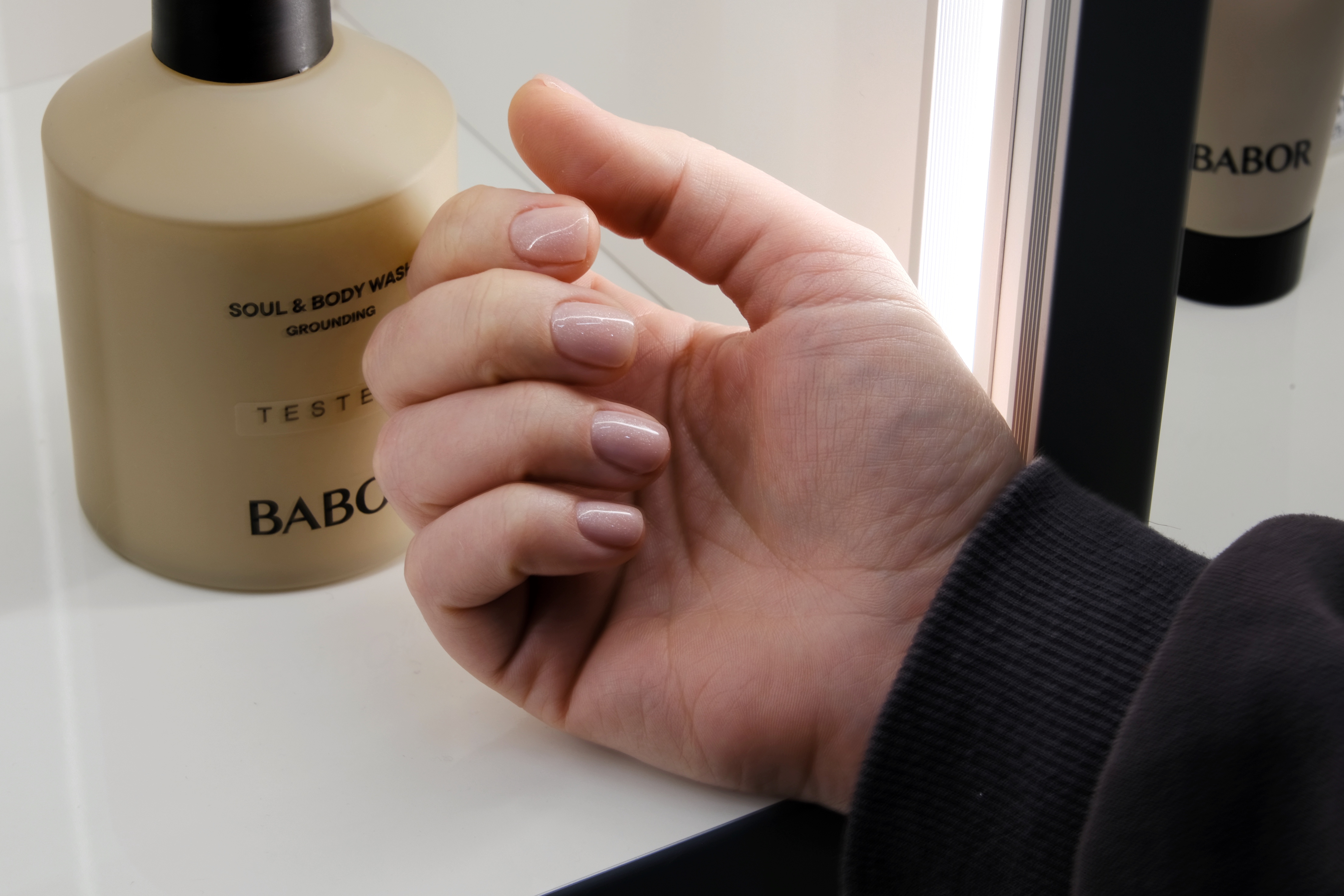 Покрытие ногтей декоративным лаком